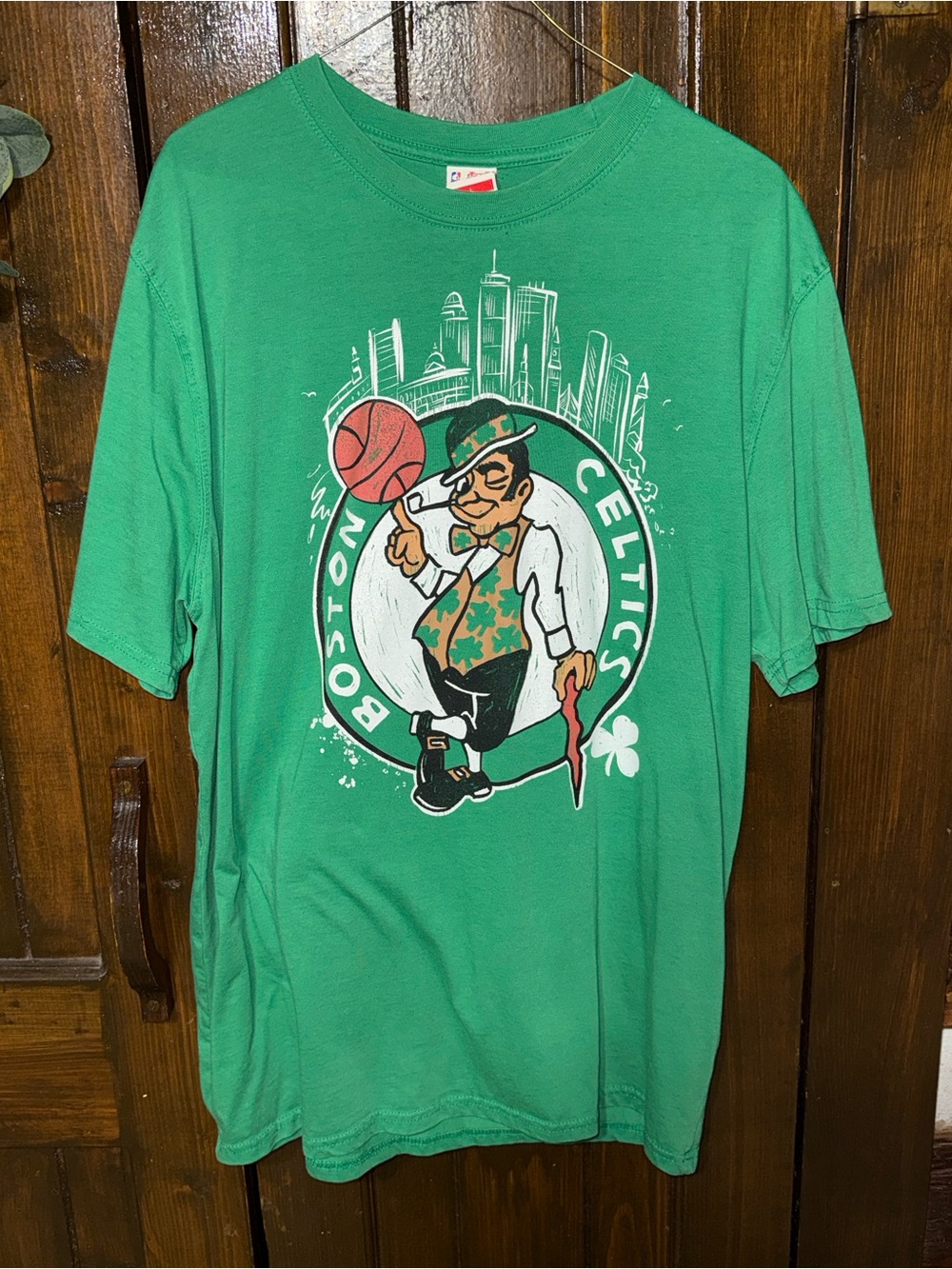 Boston Celtics Ultra Game NBA Lucky Leprechaun Skyline Graphic T Shirt Green L